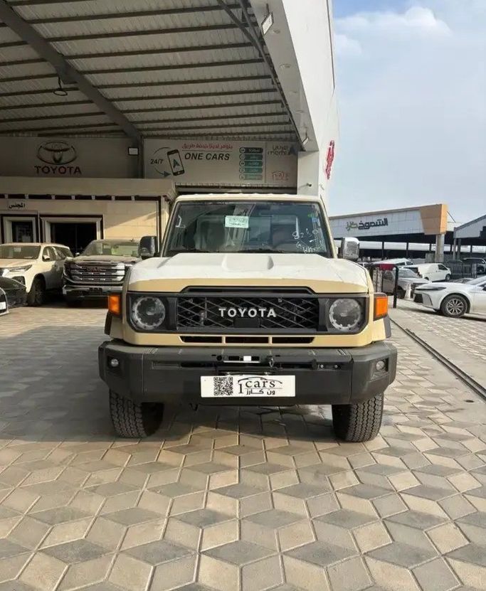 جديدة Toyota Land Cruiser 70 Series 70 Series Facelift 2, 4.0 l, 2026 في في المملكة العربية السعودية, الدمام من معرض ون كارز للسيارات One Cars، اللون بيج. مواصفات الخليج | AUTO.AE | إعلان #276951