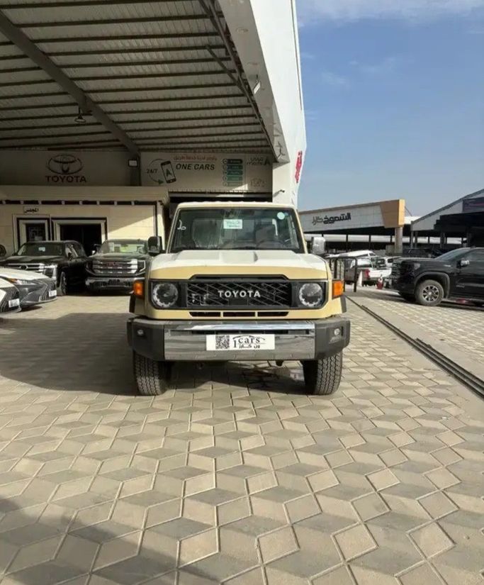 جديدة Toyota Land Cruiser 70 Series 70 Series Facelift 2, 2.8 l, 2026 في في المملكة العربية السعودية, الدمام من معرض ون كارز للسيارات One Cars، اللون بيج. مواصفات الخليج | AUTO.AE | إعلان #276952
