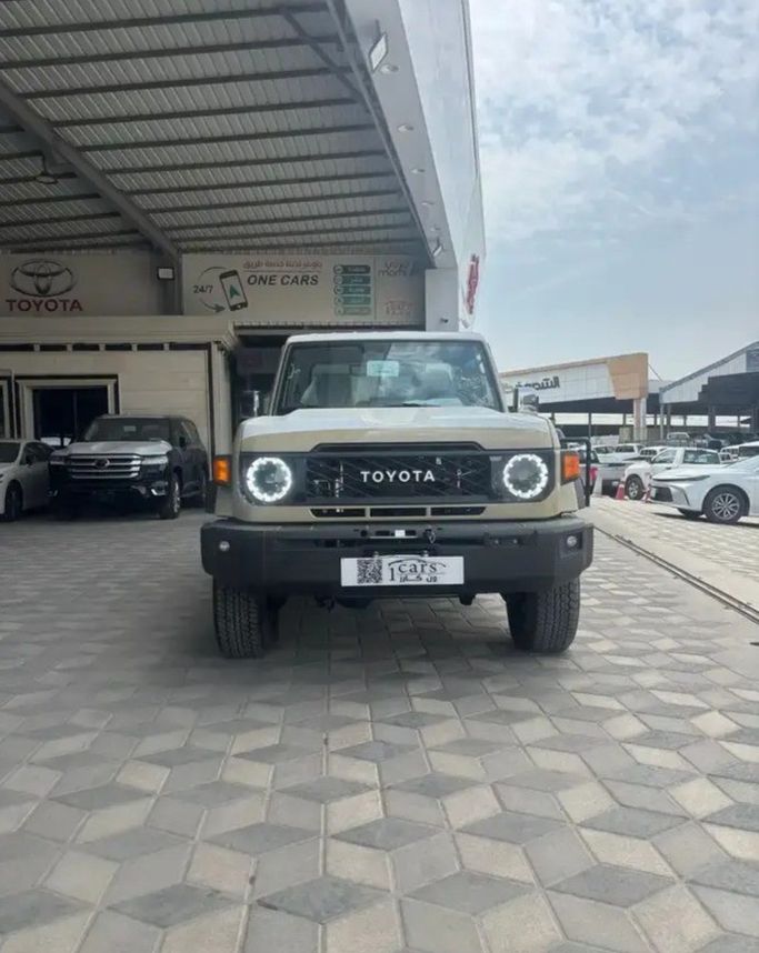 جديدة Toyota Land Cruiser 70 Series 70 Series Facelift 2, 2.8 l, 2026 في في المملكة العربية السعودية, الدمام من معرض ون كارز للسيارات One Cars، اللون بيج. مواصفات الخليج | AUTO.AE | إعلان #276954