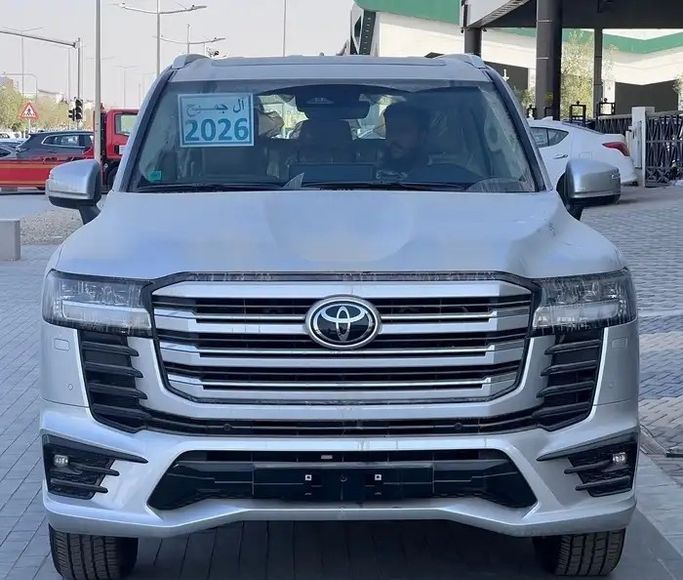 New ⁦Toyota Land Cruiser Twin Turbo 300 Series, 3.3 l, 2026⁩ in Saudi Arabia, Dammam by معرض ال جميح للسيارات الدمام, Silver color. GCC Specs | AUTO.AE | Listing #280787