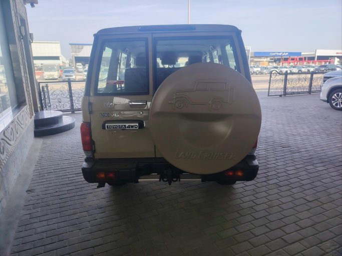 جديدة ⁦Toyota Land Cruiser 70 Series 70 Series Facelift 2، 4.0 l، 2026⁩ في في المملكة العربية السعودية, الدمام من معرض السمو للسيارات alsamo، اللون بيج. مواصفات الخليج | AUTO.AE | إعلان #288585