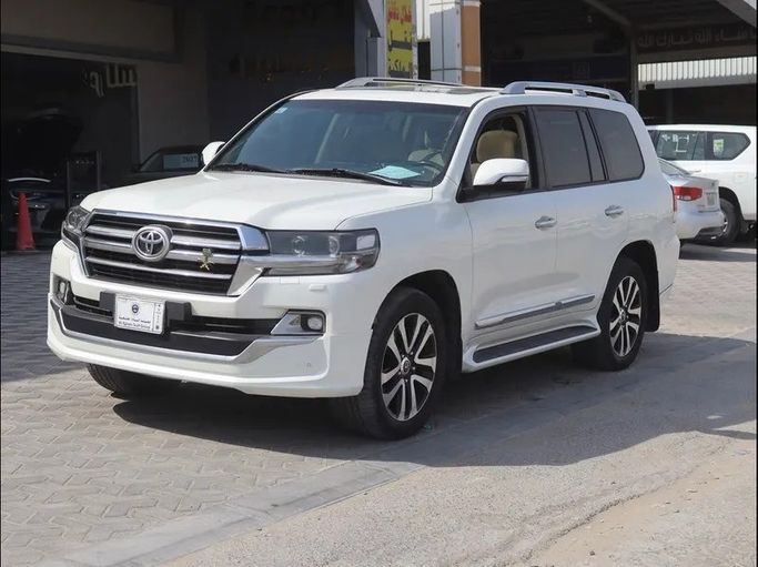 Used ⁦Toyota Land Cruiser 200 Series Facelift 2, 5.7 l, 2019⁩ in Saudi Arabia, Dammam by معرض مجموعة السلام Al-salam gulf, White color.  | AUTO.AE | Listing #290838