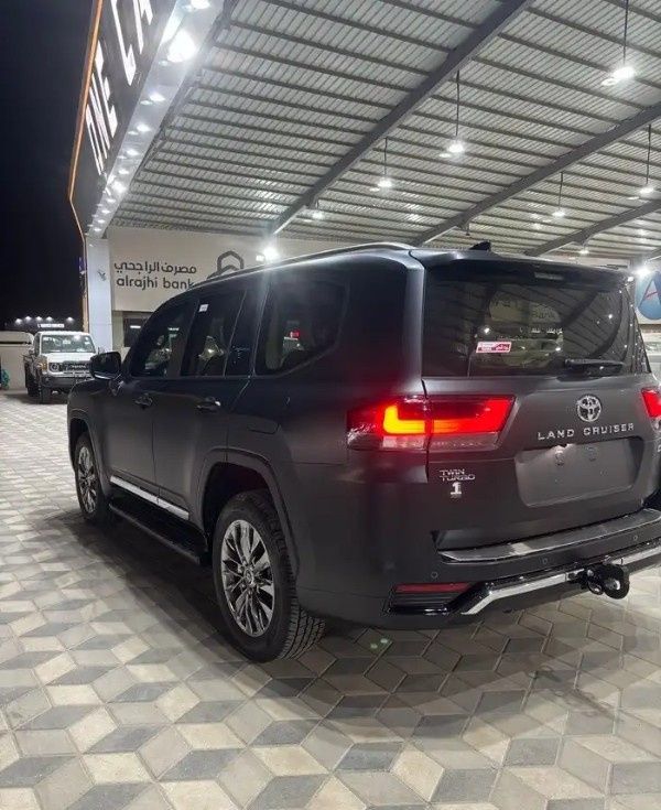 جديدة Toyota Land Cruiser Twin Turbo السلسلة 300، 3.5 لتر، 2026 في المملكة العربية السعودية، الدمام من معرض ون كارز للسيارات One Cars، اللون أسود.  | AUTO.AE | إعلان #295753 — صورة 4 من 10