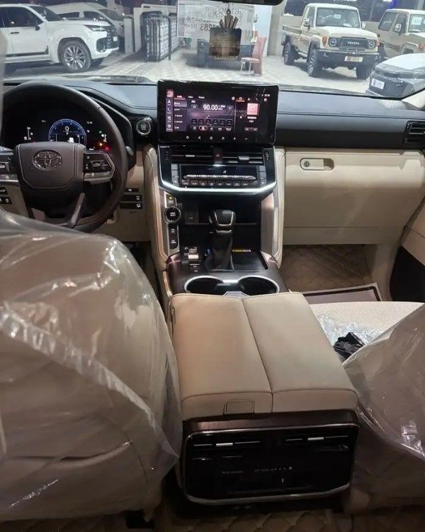 جديدة Toyota Land Cruiser Twin Turbo السلسلة 300، 3.5 لتر، 2026 في المملكة العربية السعودية، الدمام من معرض ون كارز للسيارات One Cars، اللون أسود.  | AUTO.AE | إعلان #295753 — صورة 7 من 10