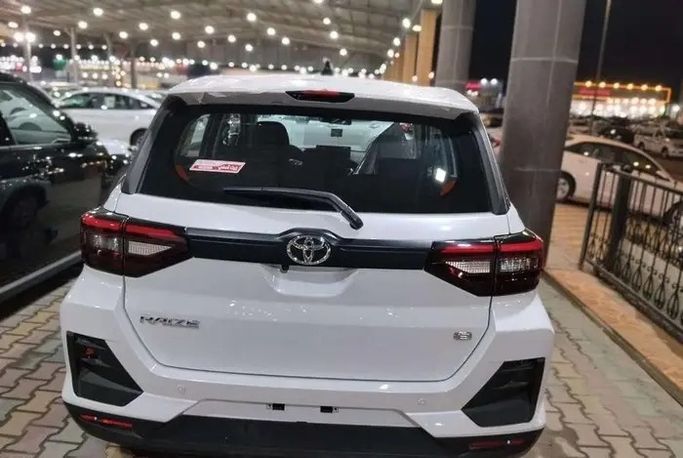 Новый Toyota Raize I, 1.2 л, 2026 в Саудовская Аравия, Даммам от معرض مركبة العز Белый цвет.  | AUTO.AE | Объявление #295954 — фото 3 из 13