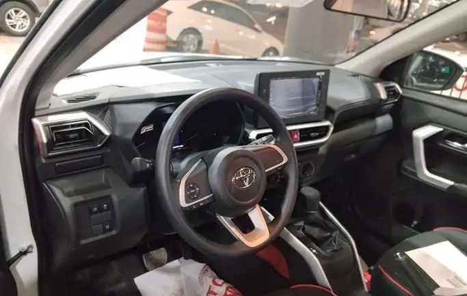 Новый Toyota Raize I, 1.2 л, 2026 в Саудовская Аравия, Даммам от معرض مركبة العز Белый цвет.  | AUTO.AE | Объявление #295954 — фото 6 из 13