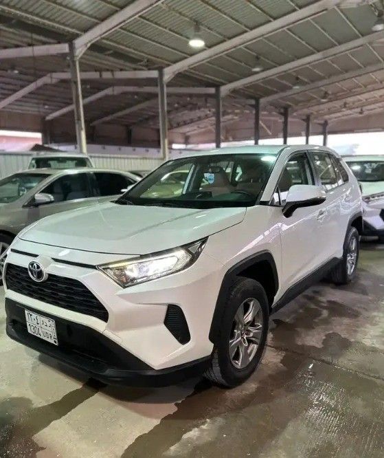 Подержанный Toyota RAV4 V (XA50), 2.5 л, 2022 в Саудовская Аравия, Даммам от معرض اعتماد الشرقية للسيارات Белый цвет.  | AUTO.AE | Объявление #262039
