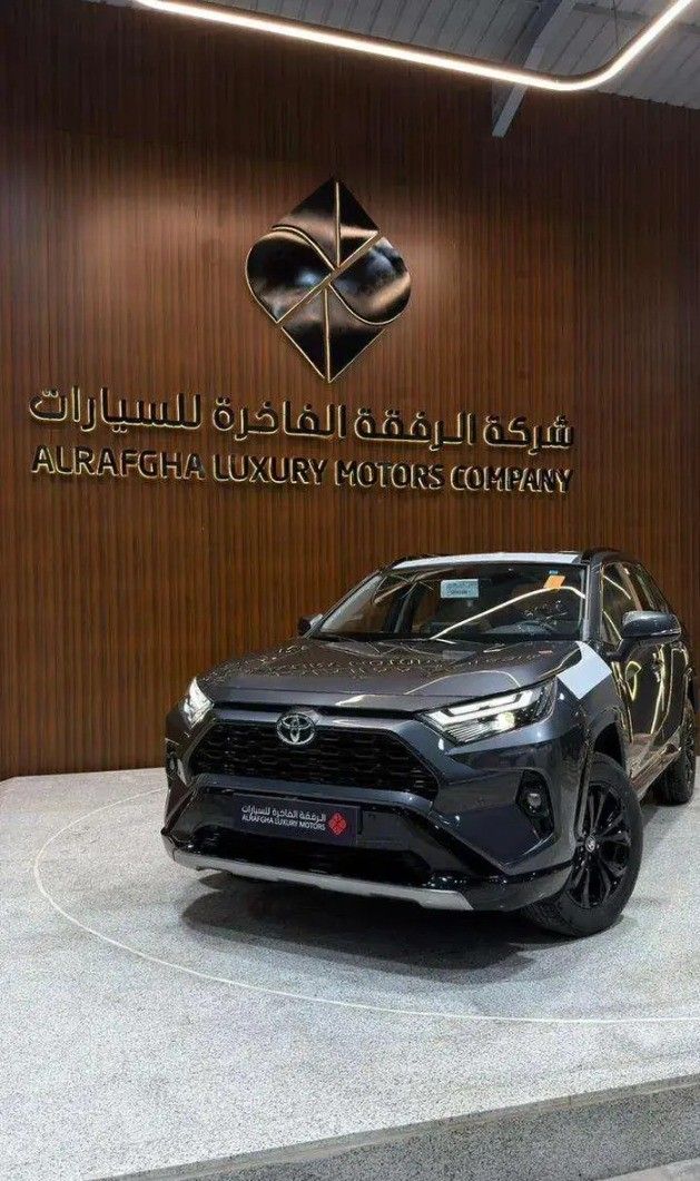 جديدة Toyota RAV4 V (XA50), 2.5 l, 2025 في في المملكة العربية السعودية, الدمام من الرفقة الفاخرة للسيارات، اللون رمادي.  | AUTO.AE | إعلان #262949