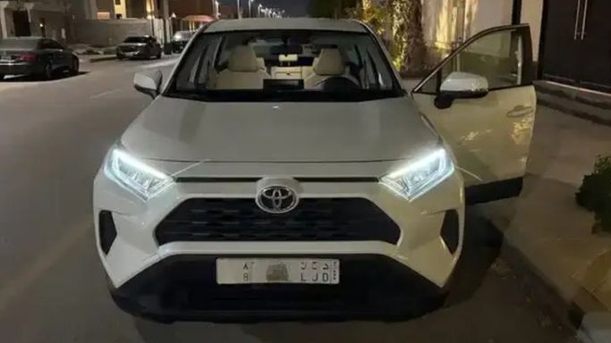 مستعملة Toyota RAV4 V (XA50), 2.0 l, 2022 في في المملكة العربية السعودية, الدمام من معرض أبو سيف الشهري للسيارات، اللون أبيض.  | AUTO.AE | إعلان #264638