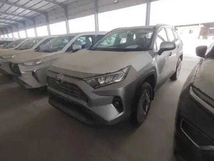 مستعملة Toyota RAV4 V (XA50), 2.0 l, 2025 في في المملكة العربية السعودية, الدمام من معرض أبو سيف الشهري للسيارات، اللون فضي.  | AUTO.AE | إعلان #265099