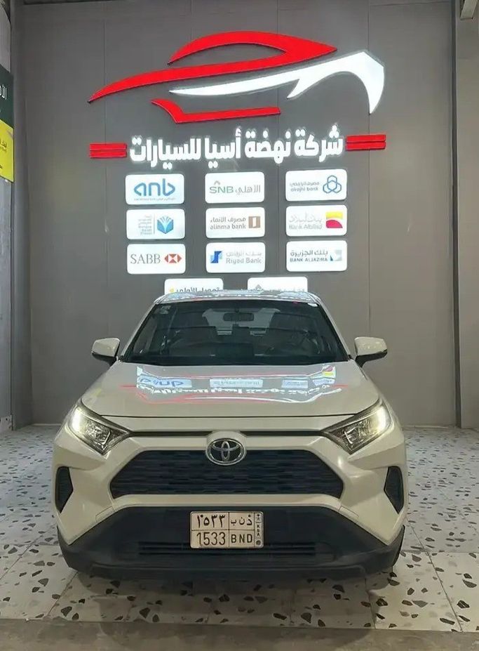 Used ⁦Toyota RAV4 V (XA50), 2.5 l, 2021⁩ in Saudi Arabia, Dammam by معرض اسيا للسيارات, White color.  | AUTO.AE | Listing #280349