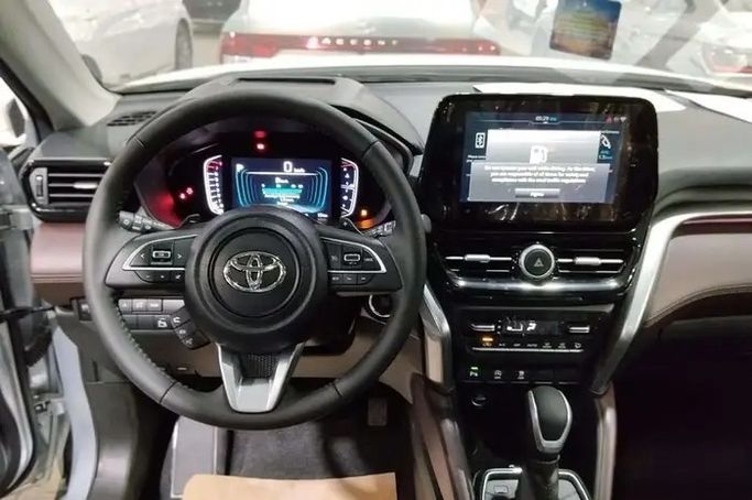 Новый Toyota Urban Cruiser III, 1.5 л, 2026 в Саудовская Аравия, Даммам от معرض مركبة العز Серебристый цвет.  | AUTO.AE | Объявление #295949 — фото 8 из 14