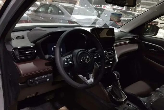 Новый Toyota Urban Cruiser III, 1.5 л, 2026 в Саудовская Аравия, Даммам от معرض مركبة العز Серебристый цвет.  | AUTO.AE | Объявление #295949 — фото 10 из 14