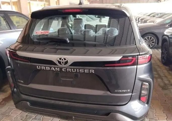 Новый Toyota Urban Cruiser III, 1.5 л, 2026 в Саудовская Аравия, Даммам от معرض مركبة العز Серебристый цвет.  | AUTO.AE | Объявление #295951 — фото 4 из 15
