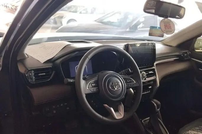 Новый Toyota Urban Cruiser III, 1.5 л, 2026 в Саудовская Аравия, Даммам от معرض مركبة العز Серебристый цвет.  | AUTO.AE | Объявление #295951 — фото 6 из 15