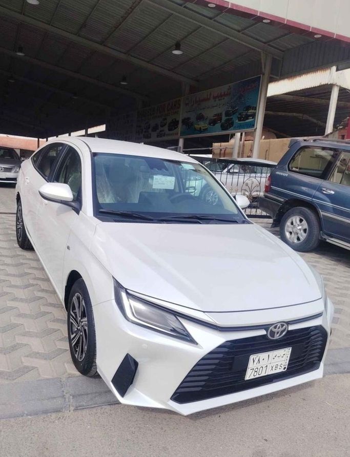 جديدة Toyota Yaris رابعاً, 1.5 l, 2026 في في المملكة العربية السعودية, الدمام من معرض شبيب للسيارات، اللون أبيض.  | AUTO.AE | إعلان #262896