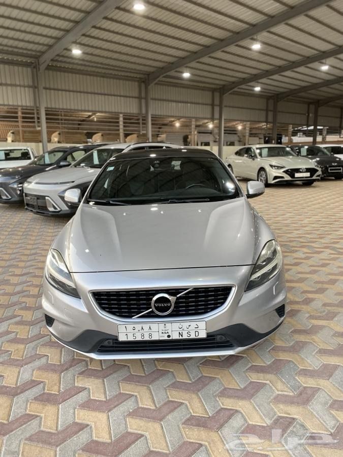 Подержанный Volvo V40 II Рестайлинг, 2.0 л, 2018 в Саудовская Аравия, Даммам от مجموعة الخليج للسيارات Серебристый цвет.  | AUTO.AE | Объявление #262204