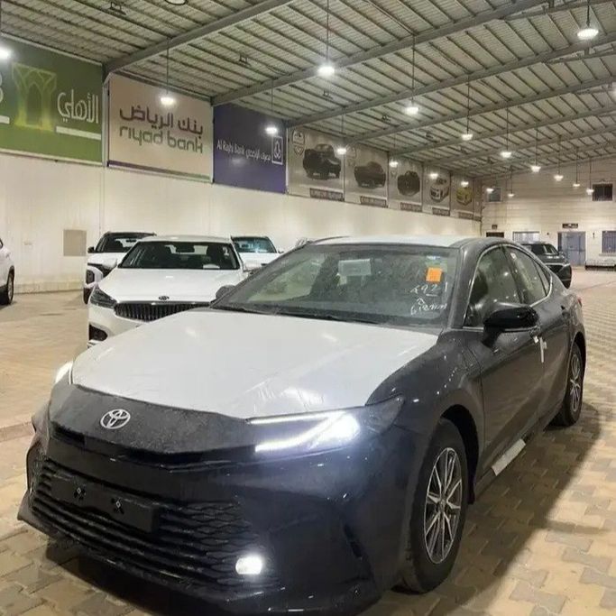 Новый ⁦Toyota Camry IX (XV80), 2.5 л, 2026⁩ в Саудовская Аравия, Хафар аль-Батин от معرض تركي راجح الهاجري للسيارات Черный цвет.  | AUTO.AE | Объявление #281466