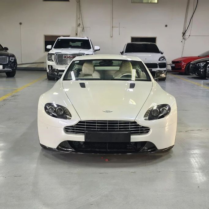 Подержанный Aston Martin V8 Vantage III Рестайлинг, 4.7 л, 2013 в Саудовская Аравия, Джидда от Edition One Белый цвет.  | AUTO.AE