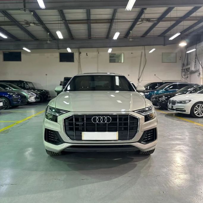 Подержанный Audi Q8 55 TFSI I (4M), 3.0 л, 2023 в Саудовская Аравия, Джидда от Edition One Серебристый цвет.  | AUTO.AE | Объявление #245981