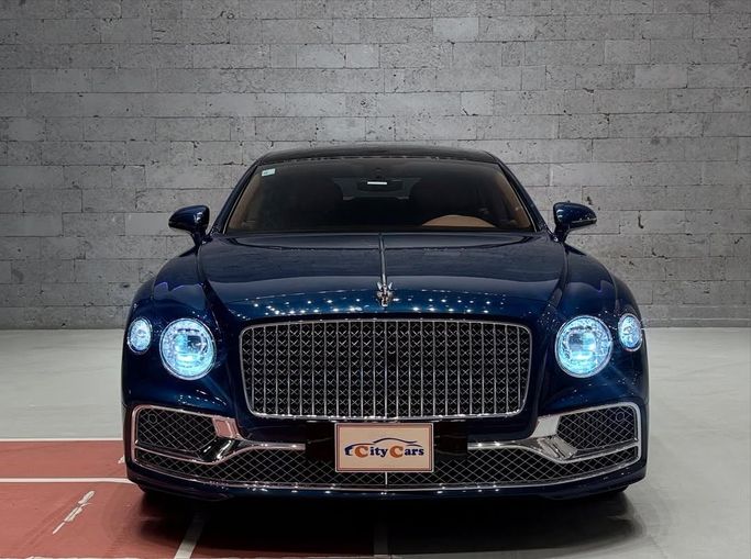 مستعملة Bentley Flying Spur ثالثاً, 4.0 l, 2022 في في المملكة العربية السعودية, جدة من CIty Cars، اللون أزرق داكن.  | AUTO.AE