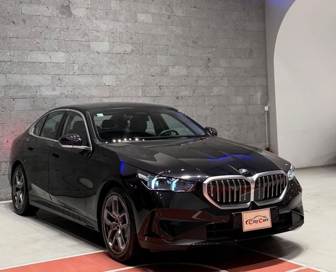 Подержанный BMW 5 Series 520i VIII (G60/G61/G68), 2.0 л, 2024 в Саудовская Аравия, Джидда от CIty Cars Черный цвет. GCC | AUTO.AE