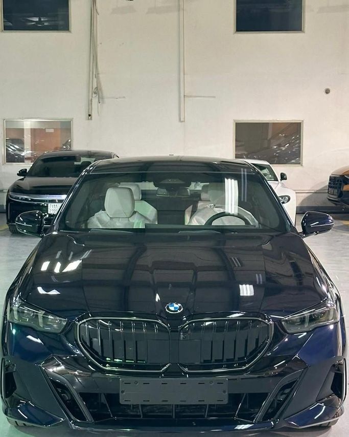 مستعملة BMW 5 Series 520i VIII (G60/ G61/ G68), 2.0 l, 2024 في في المملكة العربية السعودية, جدة من Edition One، اللون أسود.  | AUTO.AE | إعلان #246142