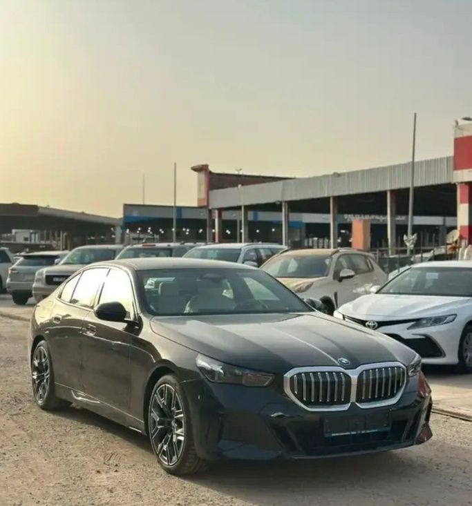 Новый BMW 5 Series 520i VIII (G60/G61/G68), 2.0 л, 2026 в Саудовская Аравия, Джидда от Al Oun Cars معرض العون للسيارات Черный цвет.  | AUTO.AE | Объявление #276248