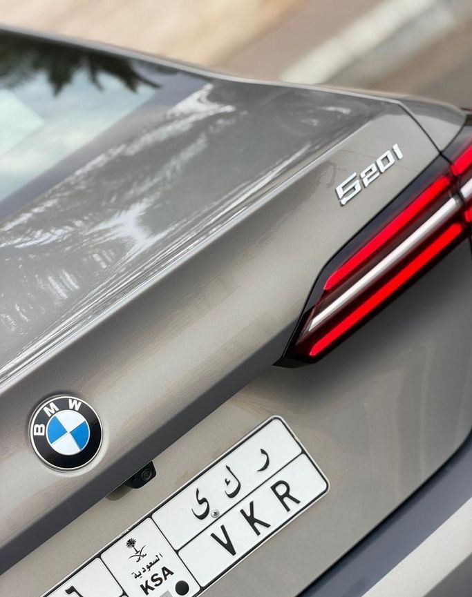 Подержанный BMW 5 Series 520i VIII (G60/G61/G68), 2.0 л, 2024 в Саудовская Аравия, Джидда от Ideal Experience Trading ايديال اكسبيرينس للتجارة Серый цвет.  | AUTO.AE | Объявление #296325 — фото 10 из 22
