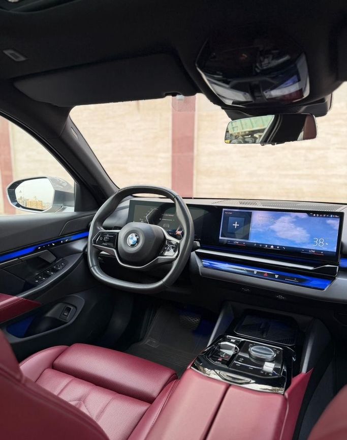 Подержанный BMW 5 Series 520i VIII (G60/G61/G68), 2.0 л, 2024 в Саудовская Аравия, Джидда от Ideal Experience Trading ايديال اكسبيرينس للتجارة Серый цвет.  | AUTO.AE | Объявление #296325 — фото 12 из 22