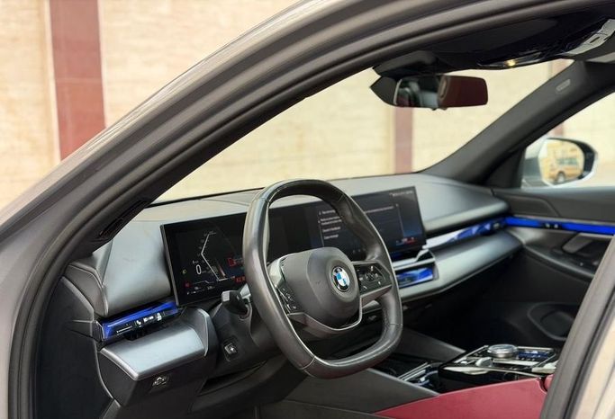 Подержанный BMW 5 Series 520i VIII (G60/G61/G68), 2.0 л, 2024 в Саудовская Аравия, Джидда от Ideal Experience Trading ايديال اكسبيرينس للتجارة Серый цвет.  | AUTO.AE | Объявление #296325 — фото 13 из 22