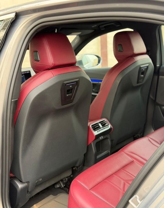 Подержанный BMW 5 Series 520i VIII (G60/G61/G68), 2.0 л, 2024 в Саудовская Аравия, Джидда от Ideal Experience Trading ايديال اكسبيرينس للتجارة Серый цвет.  | AUTO.AE | Объявление #296325 — фото 16 из 22