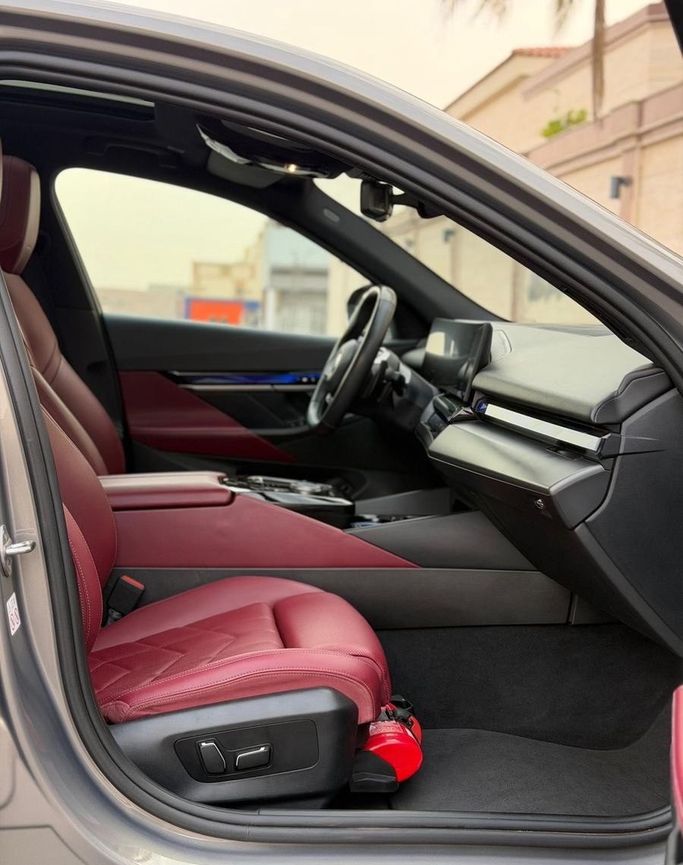 Подержанный BMW 5 Series 520i VIII (G60/G61/G68), 2.0 л, 2024 в Саудовская Аравия, Джидда от Ideal Experience Trading ايديال اكسبيرينس للتجارة Серый цвет.  | AUTO.AE | Объявление #296325 — фото 20 из 22