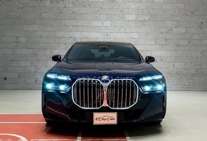 مستعملة BMW 7 Series 740i سابعاً (G70), 3.0 l, 2023 في في المملكة العربية السعودية, جدة من CIty Cars، اللون أزرق داكن.  | AUTO.AE