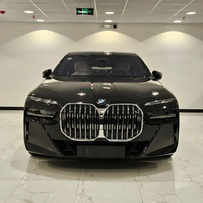مستعملة BMW 7 Series 740i xDrive سابعاً (G70), 3.0 l, 2024 في في المملكة العربية السعودية, جدة من Edition One، اللون أسود.  | AUTO.AE