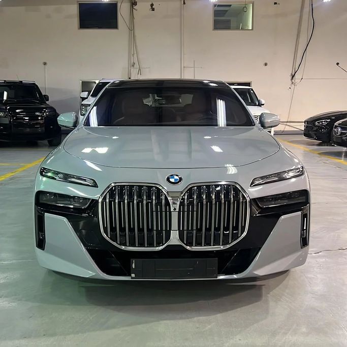 مستعملة BMW 7 Series 735i سابعاً (G70), 3.0 l, 2023 في في المملكة العربية السعودية, جدة من Edition One، اللون رمادي.  | AUTO.AE