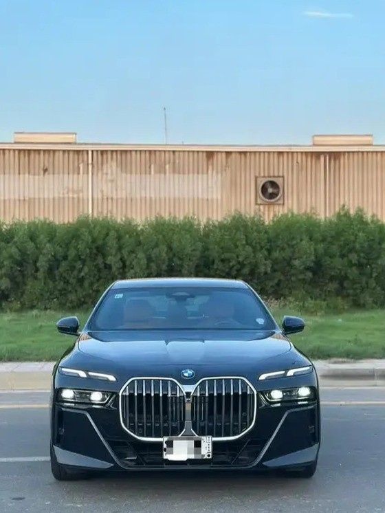 مستعملة BMW 7 Series 740i سابعاً (G70), 3.0 l, 2025 في في المملكة العربية السعودية, جدة من Al Oun Cars معرض العون للسيارات، اللون أسود. مواصفات الخليج | AUTO.AE | إعلان #275925