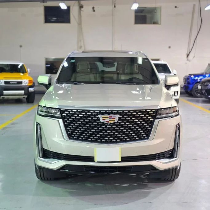 Подержанный Cadillac Escalade V, 6.2 л, 2021 в Саудовская Аравия, Джидда от Edition One Белый цвет.  | AUTO.AE