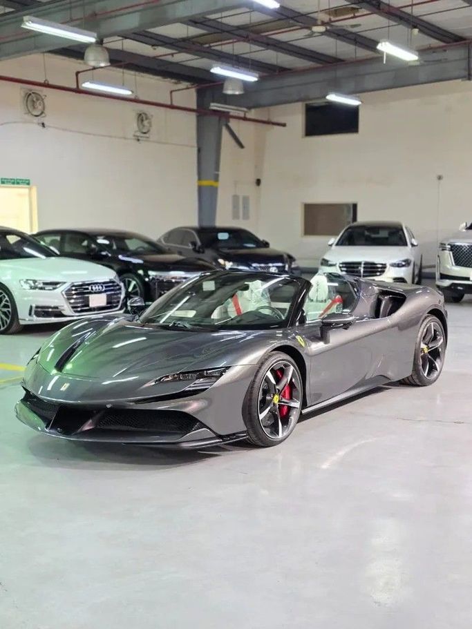 جديدة Ferrari SF90 Stradale Spider I, 4.0 l, 2023 في في المملكة العربية السعودية, جدة من Edition One، اللون رمادي.  | AUTO.AE | إعلان #245892