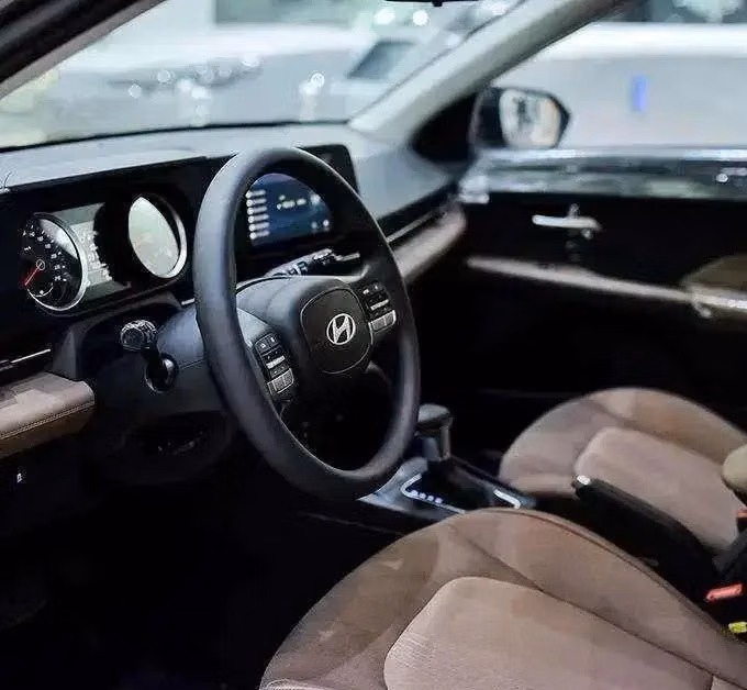 جديدة Hyundai Accent السادس (BN7)، 1.5 لتر، 2026 في المملكة العربية السعودية، جدة من TM شركة التموين الحديث، اللون فضي.  | AUTO.AE | إعلان #295870 — صورة 3 من 10