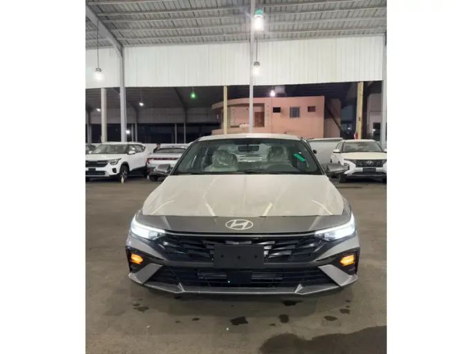 جديدة Hyundai Elantra عملية فيس ليفت VII (CN7), 2.0 l, 2026 في في المملكة العربية السعودية, جدة من شركة الاسطول للسيارات، اللون رمادي. المواصفات الكورية | AUTO.AE