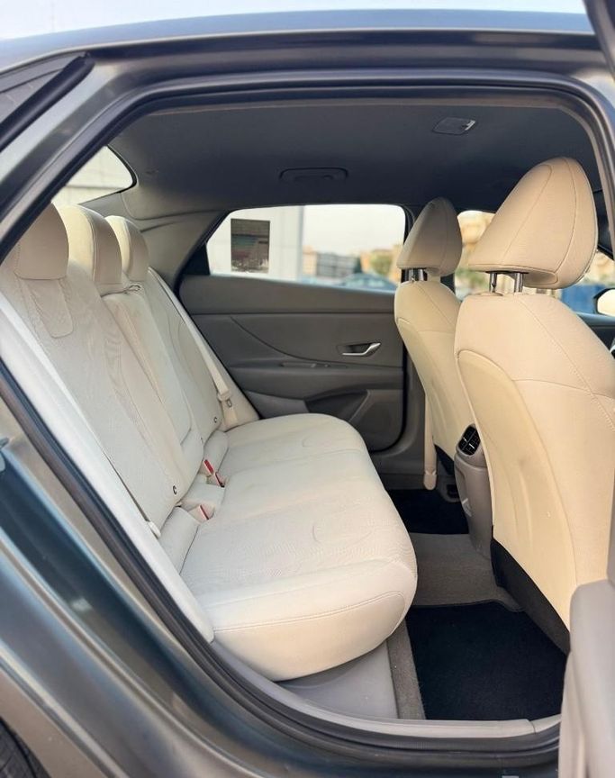 مستعملة Hyundai Elantra عملية فيس ليفت VII (CN7)، 1.5 لتر، 2025 في المملكة العربية السعودية، جدة من Rawafid Al Barakah Cars معرض روافد البركة للسيارات، اللون رمادي.  | AUTO.AE | إعلان #296356 — صورة 15 من 23