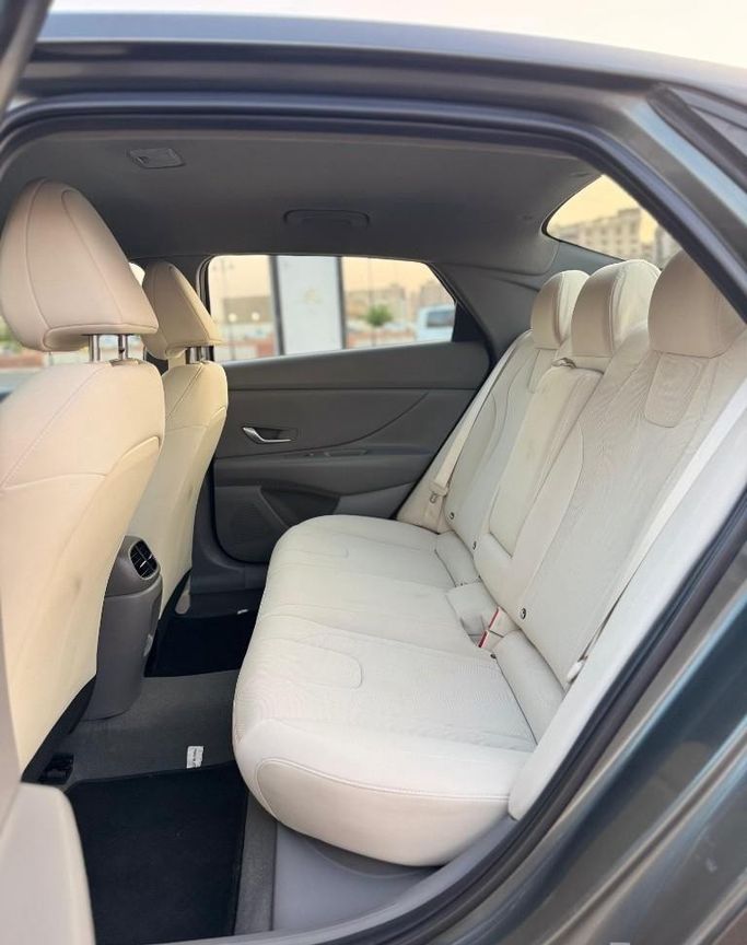 مستعملة Hyundai Elantra عملية فيس ليفت VII (CN7)، 1.5 لتر، 2025 في المملكة العربية السعودية، جدة من Rawafid Al Barakah Cars معرض روافد البركة للسيارات، اللون رمادي.  | AUTO.AE | إعلان #296356 — صورة 16 من 23