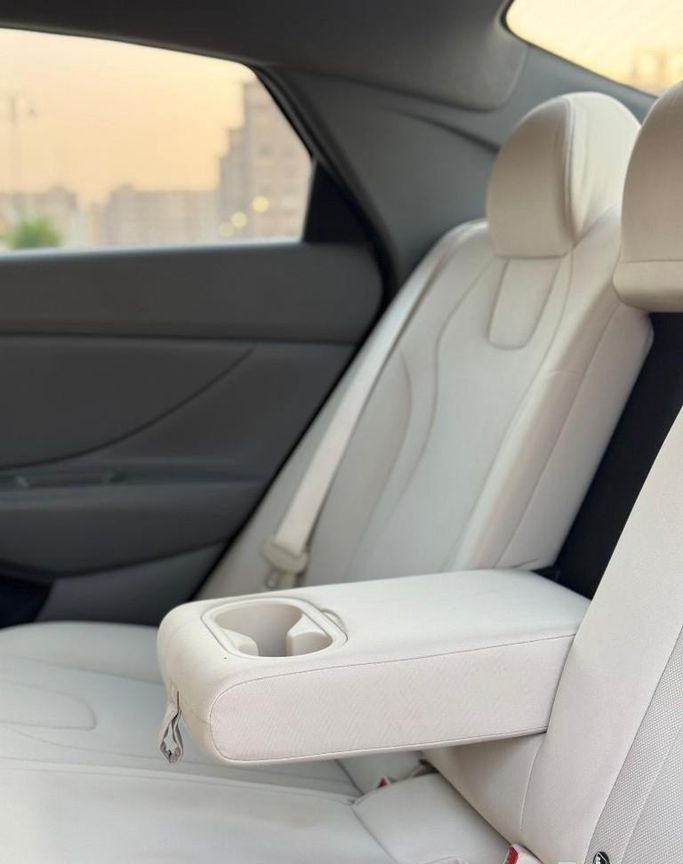مستعملة Hyundai Elantra عملية فيس ليفت VII (CN7)، 1.5 لتر، 2025 في المملكة العربية السعودية، جدة من Rawafid Al Barakah Cars معرض روافد البركة للسيارات، اللون رمادي.  | AUTO.AE | إعلان #296356 — صورة 18 من 23