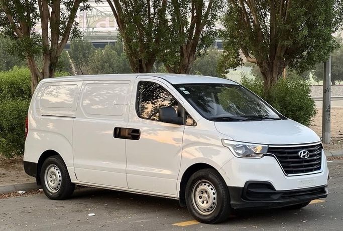 مستعملة Hyundai H-1 فيس ليفت الثاني 2, 2.4 l, 2021 في في المملكة العربية السعودية, جدة من Al Murjan Cars معرض المرجان للسيارات، اللون أبيض. المواصفات الكورية | AUTO.AE | إعلان #283701