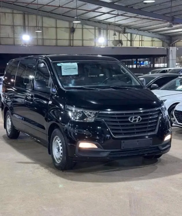 مستعملة Hyundai H-1 فيس ليفت الثاني 2، 2.5 لتر، 2021 في المملكة العربية السعودية، جدة من Manarat Al Tayseer شركة منارة التيسير، اللون أسود.  | AUTO.AE | إعلان #295575 — صورة 2 من 13