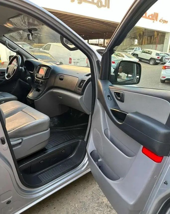 مستعملة Hyundai H-1 فيس ليفت الثاني 2، 2.5 لتر، 2021 في المملكة العربية السعودية، جدة من Manarat Al Tayseer شركة منارة التيسير، اللون فضي.  | AUTO.AE | إعلان #295893 — صورة 12 من 17