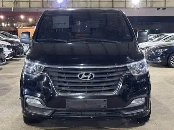مستعملة Hyundai H-1 فيس ليفت الثاني 2، 2.5 لتر، 2021 في المملكة العربية السعودية، جدة من Manarat Al Tayseer شركة منارة التيسير، اللون أسود. المواصفات الكورية | AUTO.AE | إعلان #295920