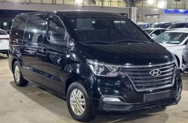 مستعملة Hyundai H-1 فيس ليفت الثاني 2، 2.5 لتر، 2021 في المملكة العربية السعودية، جدة من Manarat Al Tayseer شركة منارة التيسير، اللون أسود. المواصفات الكورية | AUTO.AE | إعلان #295920 — صورة 2 من 9