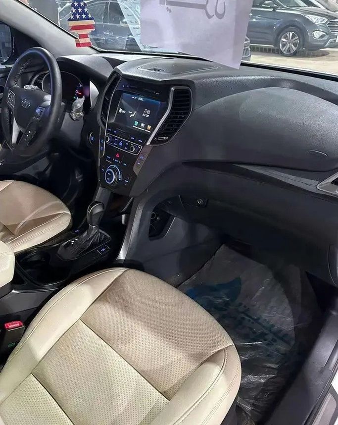 مستعملة Hyundai Santa Fe ثالثاً، 2.2 لتر، 2015 في المملكة العربية السعودية، جدة من Manarat Al Tayseer شركة منارة التيسير، اللون أبيض. المواصفات الكورية | AUTO.AE | إعلان #295922 — صورة 12 من 15